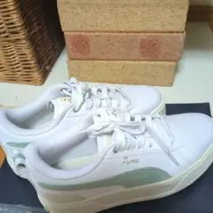 PUMA ホワイト×パステルグリーン スニーカー
