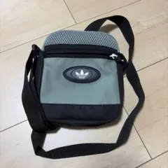 adidas ショルダーバッグ 小型 グレー/ブラック