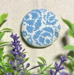 青いバラ刺繍ブローチ