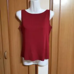 赤のノースリーブタンクトップ