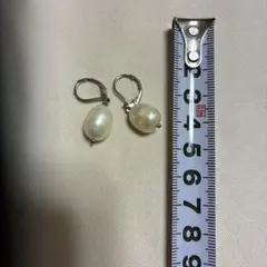 ホワイト 大ぶり淡水真珠 ドロップ型 ピアス