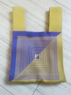 幾何学模様のハンドバッグ