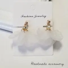 花びら×ビジュー　ホワイト　揺れるピアス　イヤリング　ピアス　ハンドメイド