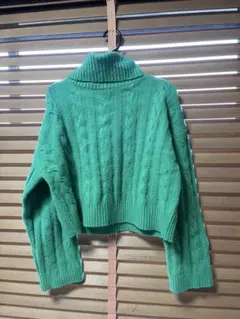 グリーン ケーブル編み タートルネックセーター