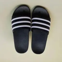 ブラック/ホワイト ストライプビーチサンダル サイズ：26cm