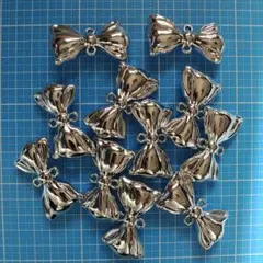 シルバーリボン型チャーム　１１個