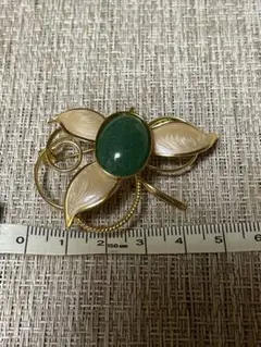 レトロ　花モチーフ ブローチ 緑色石付き