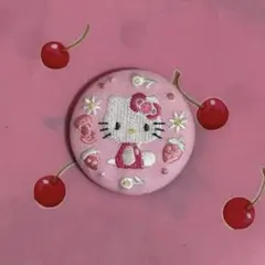 サンリオ 刺繍缶バッチ ハローキティ　ピンク　お花　いちご レトロ