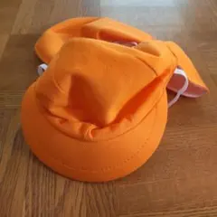 オレンジの日除け付き帽子