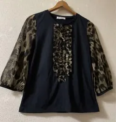 【美品】お袖&胸元フリル、上品なレオパード柄風チュールレース、ブラウス風トップス