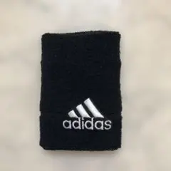 adidas 黒のリストバンド