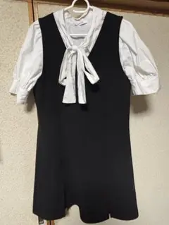 シワある為値下げ中リボン付きブラウスと ブラックひざ丈ワンピースの2枚セットです