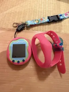 Tamagotchi Uni ピンク ストラップとバンド付き