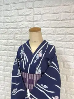 超美品】浴衣 単衣 夏着物 粋な古典柄 書体 和歌風 縦縞 筆文字柄 生成