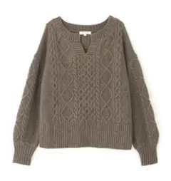 ケーブル編みニット
