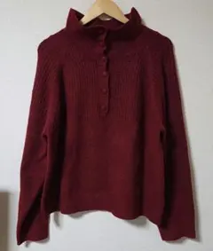 最終バーガンディ ボタン付きハイネックセーター