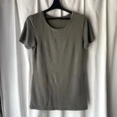 JUDY　オリーブ色 クルーネック 半袖Tシャツ　カーキ　ベーシックのサムネイル
