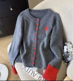 グレーと赤のボタン付きカーディガン　ハートのワンポイントつき