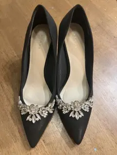 ビジュー付きブラックパンプス