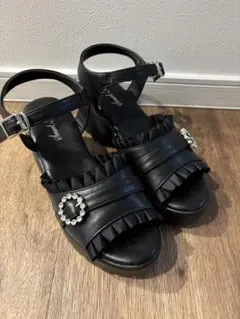 しまむら　ブラック　フリル　ビジュー付きサンダル