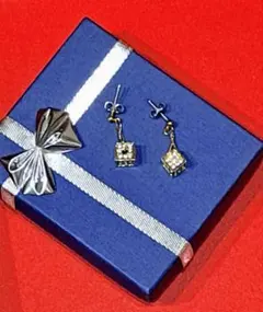 立方体型ダングルピアス（クリスタル付き）