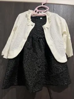 黒いフラワープリントワンピースとカーディガン 入園式 フォーマルに