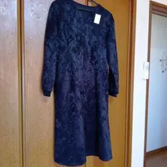 黒のVネック長袖ワンピース