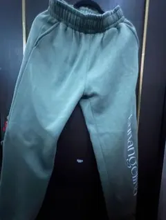 オリーブグリーン ジョガーパンツ ロゴプリント