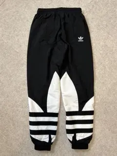 adidasシャカパン