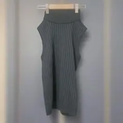 ダークグリーン ノースリーブニット