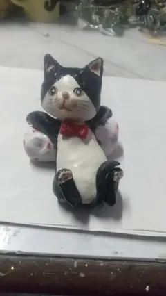 黒白猫フィギュア 赤いリボン付き