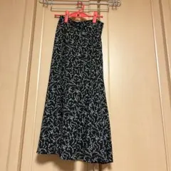 小花柄　黒系　ロングスカート