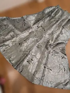 イチオク、 フレアロング 、キラキラ薔薇柄、エレガント　M〜L