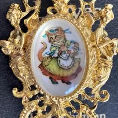 金魚鉢を抱えた 猫の村娘のブローチ アンティークゴールド