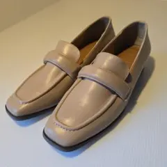 ベージュ ローファー 低ヒール