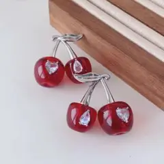 チェリー型ピアス 赤色 ハート装飾