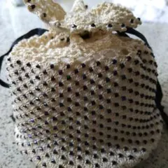 ハンドメイド ビーズ付きクリーム色かぎ針編みポーチ