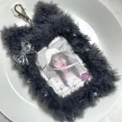 硬質トレカケース デコ 猫 リボン パール ふわふわ キーホルダー 濃いグレー
