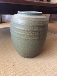 青緑色の陶器製花瓶