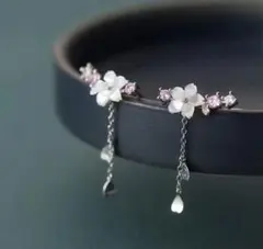 桜の花モチーフのロングピアス