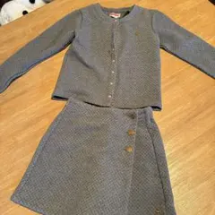 グレーのボタン付きセットアップ