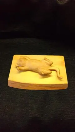 木彫り 日向ぼっこ猫 置物 飾り台付き アート作品 木工芸品