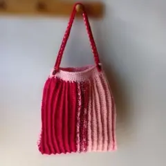 赤とピンクの編み物ハンドバッグ