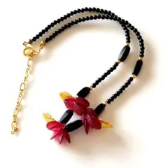 赤紫の花モチーフと金の葉　黒ビーズネックレス
