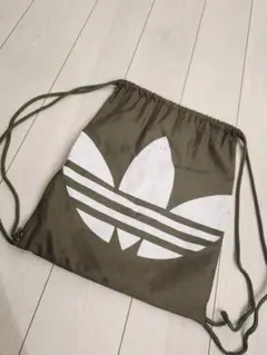 adidas オリーブ ナップザック