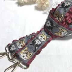 猫柄 フリル付きインド刺繍リボン スマホショルダーストラップ グレー×濃赤