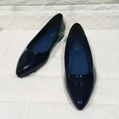 【極美品】RiiiKa ポインテッドトゥ フラットシューズ ネイビー エナメルのサムネイル