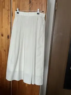 GU タックフレアミディスカート　白