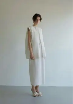 LOHEN ウエストマークナローワンピース とジレのセット。(ホワイト)