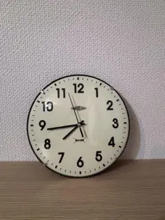 シンプルなクリーム色の壁掛け時計